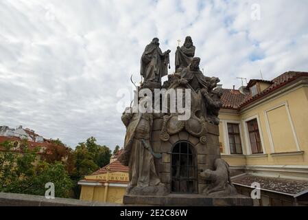 Praga, Repubblica Ceca - 28 settembre 2015: Scultura vicino all'antico Ponte Carlo e al fiume Moldava a Praga, Repubblica Ceca. Foto Stock