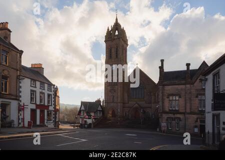 Peebles, Scozia - 4 marzo 2017: L'antica chiesa parrocchiale dei Peebles alla fine della strada principale è una delle numerose chiese cristiane di Peebles, Bord Foto Stock