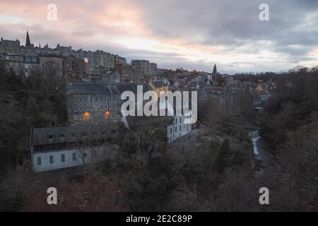 Una vista al tramonto sullo storico Dean Village a partire da Dean Bridge a Edimburgo, Scozia. Foto Stock