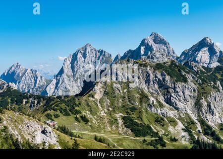 Vista sul famoso fiume rosso di montagna e Gimpel nella valle da Tannheim in Austria. Foto Stock