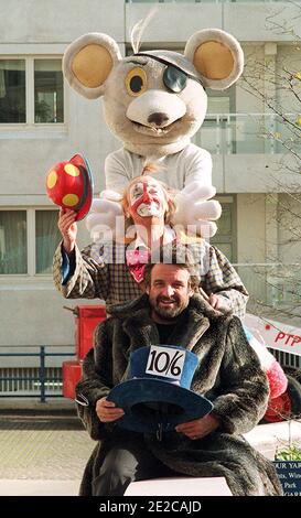 File foto datata 17/11/94 di Gerry Cottle (in primo piano) che mostra alcuni dei costumi di abbigliamento fantasia circo che devono essere messi all'asta a Bonhams, a Londra. Cottle, la stella del Circus, è morta a 75 anni dopo aver contratto il coronavirus, ha detto il suo agente. Ha trovato fama durante gli anni '70 con il girovaro Gerry Cottle Circus, mentre ha presentato anche il Circo di Stato di Mosca e il Circo di Stato Cinese in Gran Bretagna. Foto Stock