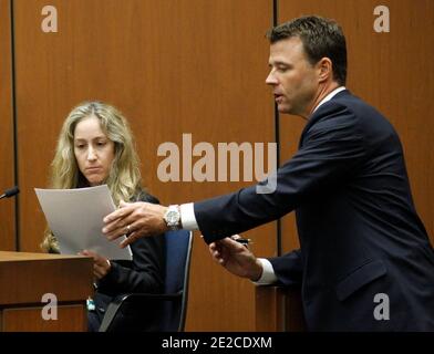 Il vice procuratore di distretto David Walgren interroga il dottor Richelle Cooper durante il processo del Dr. Conrad Murray nella morte della pop star Michael Jackson a Los Angeles il 03 ottobre 2011. Foto di Mario Anzuoni/piscina/ABACAPRESS.COM Foto Stock