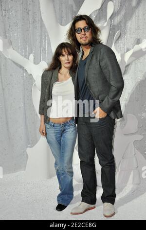 Bambou e suo figlio Lulu Gainsbourg partecipano allo spettacolo Chanel Ready-to-Wear Primavera/Estate 2012 durante la settimana della Moda di Parigi al Grand Palais di Parigi, Francia, il 4 ottobre 2011. Foto di Thierry Orban/ABACAPRESS.COM Foto Stock