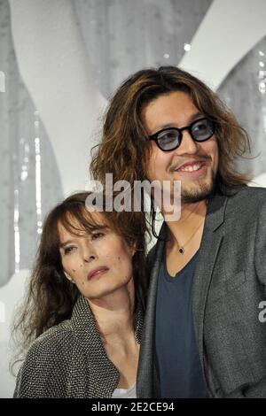 Bambou e suo figlio Lulu Gainsbourg partecipano allo spettacolo Chanel Ready-to-Wear Primavera/Estate 2012 durante la settimana della Moda di Parigi al Grand Palais di Parigi, Francia, il 4 ottobre 2011. Foto di Thierry Orban/ABACAPRESS.COM Foto Stock