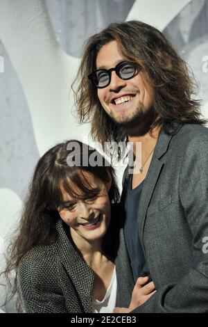 Bambou e suo figlio Lulu Gainsbourg partecipano allo spettacolo Chanel Ready-to-Wear Primavera/Estate 2012 durante la settimana della Moda di Parigi al Grand Palais di Parigi, Francia, il 4 ottobre 2011. Foto di Thierry Orban/ABACAPRESS.COM Foto Stock
