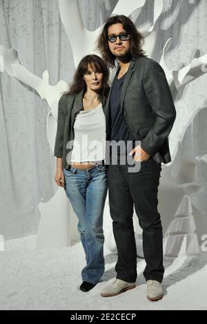 Bambou e suo figlio Lulu Gainsbourg partecipano allo spettacolo Chanel Ready-to-Wear Primavera/Estate 2012 durante la settimana della Moda di Parigi al Grand Palais di Parigi, Francia, il 4 ottobre 2011. Foto di Thierry Orban/ABACAPRESS.COM Foto Stock