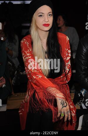 Alaina Marie Beaton aka Porcellane Black alla mostra della collezione Castelbajac Primavera-Estate 2012 Ready-to-Wear tenutasi a le 1515, a Parigi, Francia, il 4 ottobre 2011. Foto di Giancarlo Gorassini/ABACAPRESS.COM Foto Stock