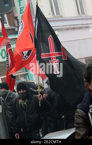 Alcuni dei 600 manifestanti di estrema destra francesi e belgi gridano slogan mentre prendono parte a una protesta a Lille, nella Francia settentrionale, l'8 ottobre 2011. Foto di Sylvain Lefevre/ABACAPRESS.COM Foto Stock