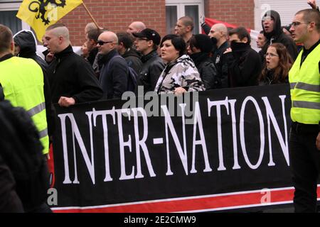 Alcuni dei 600 manifestanti di estrema destra francesi e belgi gridano slogan mentre prendono parte a una protesta a Lille, nella Francia settentrionale, l'8 ottobre 2011. Foto di Sylvain Lefevre/ABACAPRESS.COM Foto Stock