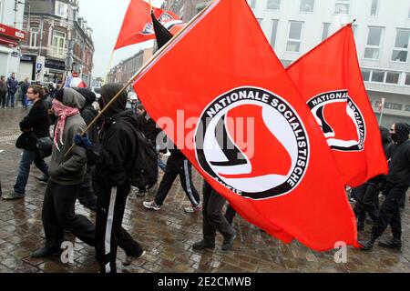 Alcuni dei 600 manifestanti di estrema destra francesi e belgi gridano slogan mentre prendono parte a una protesta a Lille, nella Francia settentrionale, l'8 ottobre 2011. Foto di Sylvain Lefevre/ABACAPRESS.COM Foto Stock