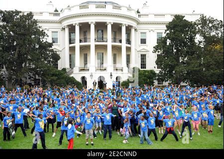 Prima signora Michelle Obama fa jumping jacks con 400 bambini della scuola sul prato del sud della Casa Bianca, a Washington, DC, USA il 11 ottobre 2011. La prima signora Michelle Obama ha guidato i bambini della scuola locale nel fare un minuto di jumping continuo mentre tentava di contribuire a rompere il record mondiale Guinness. Foto di Olivier Douliery/ABACAPRESS.COM Foto Stock