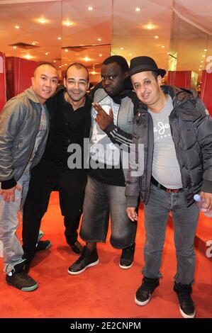 L-R : Steve Tran, Djamel Bensalah (regista), Issa Doumbia, Booder partecipa a una proiezione del loro film 'BEUR sur la Ville' all'UGC George V di Parigi, Francia, il 11 ottobre 2011. Foto di Ammar Abd Rabbo/ABACAPRESS.COM Foto Stock