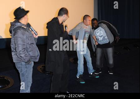 L-R : Booder, Djamel Bensalah (regista), Steve Tran e Issa Doumbia partecipano ad una proiezione del loro film 'BEUR sur la Ville' all'UGC George V di Parigi, Francia, il 11 ottobre 2011. Foto di Ammar Abd Rabbo/ABACAPRESS.COM Foto Stock