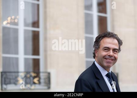 Il Ministro francese dell'Istruzione, Luc Chatel, lascia il consiglio di gabinetto settimanale al Palazzo Elysee a Parigi, in Francia, il 11 ottobre 2011. Foto di Stephane Lemouton/ABACAPRESS.COM Foto Stock