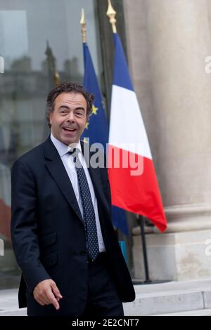 Il Ministro francese dell'Istruzione, Luc Chatel, lascia il consiglio di gabinetto settimanale al Palazzo Elysee a Parigi, in Francia, il 11 ottobre 2011. Foto di Stephane Lemouton/ABACAPRESS.COM Foto Stock