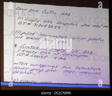 Una diapositiva di note scritte dal Detective Scott Smith del Dipartimento di polizia di Los Angeles è stata proiettata dall'accusa durante il processo del Dr. Conrad Murray nella morte della star pop Michael Jackson a Los Angeles il 11 ottobre 2011. Foto di Robyn Beck/Pool/ABACAUSA.COM Foto Stock