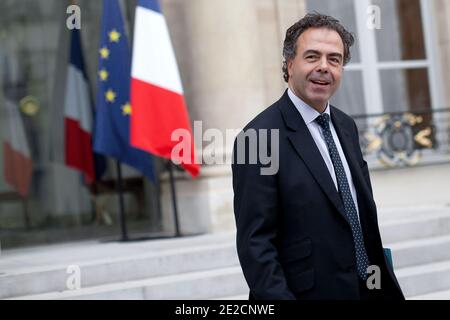 Il Ministro francese dell'Istruzione, Luc Chatel, lascia il consiglio di gabinetto settimanale al Palazzo Elysee a Parigi, in Francia, il 11 ottobre 2011. Foto di Stephane Lemouton/ABACAPRESS.COM Foto Stock