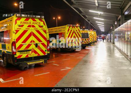 Selly Oak, Birmingham, Regno Unito. Le ambulanze si allineano fuori del Queen Elizabeth Hospital a Birmingham la sera in un giorno in cui il Regno Unito riporta il più alto aumento di Covid 19 morti. Credit: Peter Lopeman/Alamy Live News Foto Stock