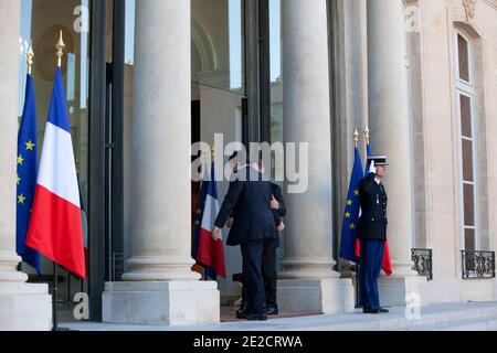 Il presidente francese Nicolas Sarkozy dà il benvenuto al presidente della Commissione europea José Manuel Barroso fuori dal palazzo Elysee prima di una riunione a Parigi, in Francia, il 14 ottobre 2011. Foto di Stephane Lemouton/ABACAPRESS.COM Foto Stock