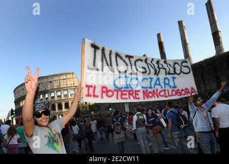 Decine di migliaia di soprannominati "indignados" (l'indignato) hanno marciato a Roma il 15 ottobre 2011, quando le proteste contro il capitalismo e le misure di austerità sono andate a livello globale. La violenza scoppiò nel centro della città, dove alcuni manifestanti distrugsero le vetrine dei negozi e le automobili torcite. Foto di Eric Vandeville/ABACAPRESS.COM Foto Stock