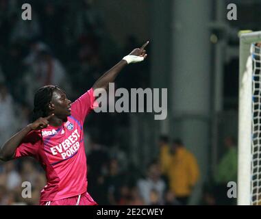 Il Bafetimbi Gomis di Lione festeggia dopo aver segnato durante la partita di calcio francese L1 Lione contro Nancy il 15 ottobre 2011 allo stadio Gerland di Lione. Lyon won3-1. Foto di Vincent Dargent/ABACAPRESS.COM Foto Stock