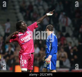 Il Bafetimbi Gomis di Lione festeggia dopo aver segnato durante la partita di calcio francese L1 Lione contro Nancy il 15 ottobre 2011 allo stadio Gerland di Lione. Lyon won3-1. Foto di Vincent Dargent/ABACAPRESS.COM Foto Stock