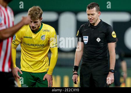 SITTARD, PAESI BASSI - GENNAIO 13: (L-R): Fiammingo ziano di Fortuna Sittard, Referee Allard Lindhout durante la partita olandese di Eredivisie tra Fortuna Foto Stock