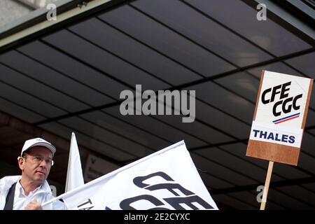 I dipendenti di Thales protestano durante una manifestazione intersindacale fuori dalla sede centrale del Thales Group, a Neuilly-sur-Seine, vicino a Parigi, Francia, il 18 ottobre 2011. La dirigenza della società, il cui azionista principale è lo Stato francese, ha elaborato un piano generale di trasferimento di attività che minaccia 550 posti di lavoro su 3,600. Foto di Stephane Lemouton/ABACAPRESS.COM Foto Stock