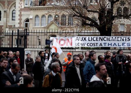 I dipendenti di Thales protestano durante una manifestazione intersindacale fuori dalla sede centrale del Thales Group, a Neuilly-sur-Seine, vicino a Parigi, Francia, il 18 ottobre 2011. La dirigenza della società, il cui azionista principale è lo Stato francese, ha elaborato un piano generale di trasferimento di attività che minaccia 550 posti di lavoro su 3,600. Foto di Stephane Lemouton/ABACAPRESS.COM Foto Stock