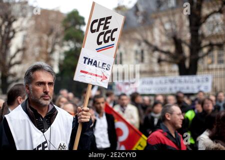 I dipendenti di Thales protestano durante una manifestazione intersindacale fuori dalla sede centrale del Thales Group, a Neuilly-sur-Seine, vicino a Parigi, Francia, il 18 ottobre 2011. La dirigenza della società, il cui azionista principale è lo Stato francese, ha elaborato un piano generale di trasferimento di attività che minaccia 550 posti di lavoro su 3,600. Foto di Stephane Lemouton/ABACAPRESS.COM Foto Stock