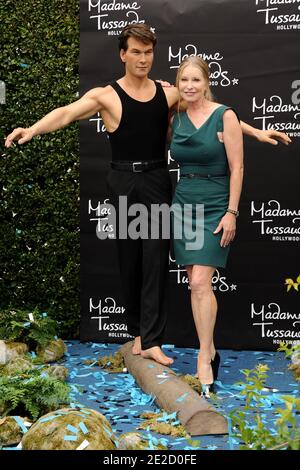 Lisa Swayze svela il suo defunto marito, Patrick Swayze, la cera nel suo ruolo iconico come Johnny Castle di 'Dirty Dancing' al Madame Tussauds di Hollywood a Los Angeles, CA, USA, il 18 ottobre 2011. Foto di Lionel Hahn/ABACAPRESS.COM Foto Stock