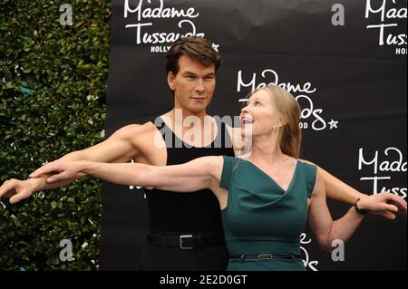 Lisa Swayze svela il suo defunto marito, Patrick Swayze, la cera nel suo ruolo iconico come Johnny Castle di 'Dirty Dancing' al Madame Tussauds di Hollywood a Los Angeles, CA, USA, il 18 ottobre 2011. Foto di Lionel Hahn/ABACAPRESS.COM Foto Stock