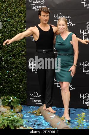 Lisa Swayze svela il suo defunto marito, Patrick Swayze, la cera nel suo ruolo iconico come Johnny Castle di 'Dirty Dancing' al Madame Tussauds di Hollywood a Los Angeles, CA, USA, il 18 ottobre 2011. Foto di Lionel Hahn/ABACAPRESS.COM Foto Stock