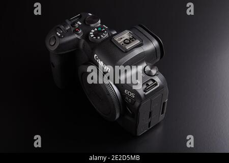 San Pietroburgo, Russia - 9 gennaio 2021: Fotocamera full-frame mirrorless Canon EOS R6 Body. Foto Stock
