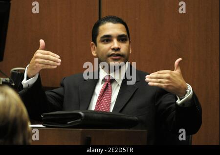 Los Angeles Police Department Detective Orlando Martinez testimonia come la difesa inizia il suo caso durante il Dr. Conrad Murray involontario processo di macellazione alla Corte superiore di Los Angeles a Los Angeles, California, USA il 24 ottobre 2011. Murray ha dichiarato di non essere colpevole e si trova di fronte a quattro anni di prigione e alla perdita delle sue licenze mediche se condannato per omicidio involontario di Michael Jackson. Foto di Paul Buck/Pool/ABACAPRESS.COM Foto Stock