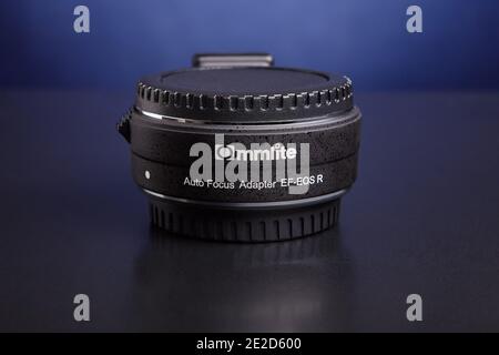San Pietroburgo, Russia - 9 gennaio 2021: Adattatore per obiettivo Canon EF-EOS R prodotto da terzi Commlite. Foto Stock