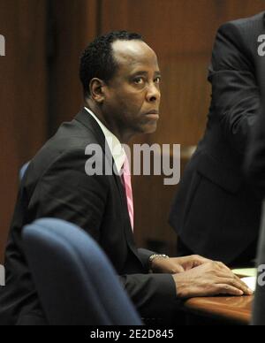 Il Dott. Conrad Murray ascolta come avvocato della difesa J. Michael Flanagan (non raffigurato) domande testimoniano il Dott. Paul White, un anestesista e un esperto di propofol, Durante la fase finale del caso difensivo del Dr. Conrad Murray nel processo di massacro involontario nella morte del cantante Michael Jackson alla Corte superiore di Los Angeles a Los Angeles, CA, USA il 28 ottobre 2011. Murray ha dichiarato di non essere colpevole e si trova di fronte a quattro anni di prigione e alla perdita delle sue licenze mediche se condannato per omicidio involontario di Michael Jackson. Foto di Paul Buck/Pool/ABACAPRESS.COM Foto Stock