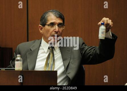 Il Dr. Paul White, anestesista e esperto di propofol, tiene una bottiglia di propofol durante la fase finale del caso difensivo del Dr. Conrad Murray nel processo involontario di macellazione della morte del cantante Michael Jackson alla Corte superiore di Los Angeles a Los Angeles, CA, USA il 28 ottobre 2011. Murray ha dichiarato di non essere colpevole e si trova di fronte a quattro anni di prigione e alla perdita delle sue licenze mediche se condannato per omicidio involontario di Michael Jackson. Foto di Paul Buck/Pool/ABACAPRESS.COM Foto Stock