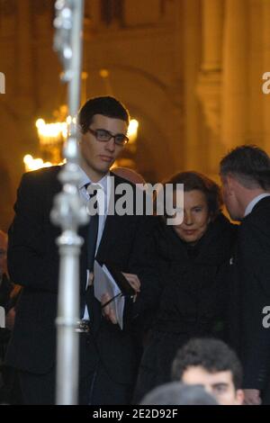 File poto di Liliane Bettencourt e suo nipote Jean-Victor Meyers visto al funerale di Andre Bettencourt a Neuilly, Francia il 22 novembre 2007. Liliane Bettencourt, che è la donna più ricca della Francia, si trova nel mezzo di un procedimento giudiziario con sua figlia Francoise Meyers per un miliardo di euro donati al fotografo Francois Marie Banier. Foto di Ammar Abd Rabbo/ABACAPRESS.COM Foto Stock