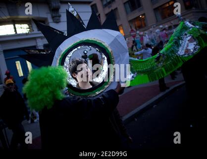 Un partecipante alla 39a parata annuale di Halloween a New York City, NY, USA il 31 ottobre 2011. Foto di Andrew Kelly/ABACAPRESS.COMM Foto Stock