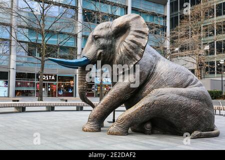 Londra, Regno Unito. 24 dicembre 2020. Sculture in bronzo 'The Orphans' di Gillie & Marc a Spitalfields. Credito: Waldemar Sikora Foto Stock