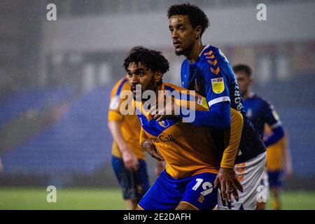 Oldham, Regno Unito. 13 gennaio 2021. Jamie Reid di Mansfield Town tiene fuori Cameron Borthwick-Jackson di Oldham Athletic durante la partita Sky Bet League 2 al Boundary Park, Oldham Picture di Matt Wilkinson/Focus Images/Sipa USA 13/01/2021 Credit: Sipa USA/Alamy Live News Foto Stock