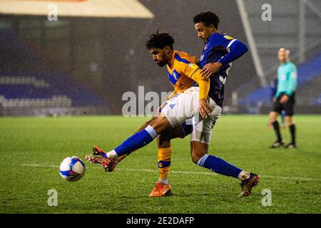 Oldham, Regno Unito. 13 gennaio 2021. Jamie Reid di Mansfield Town tiene fuori Cameron Borthwick-Jackson di Oldham Athletic durante la partita Sky Bet League 2 al Boundary Park, Oldham Picture di Matt Wilkinson/Focus Images/Sipa USA 13/01/2021 Credit: Sipa USA/Alamy Live News Foto Stock