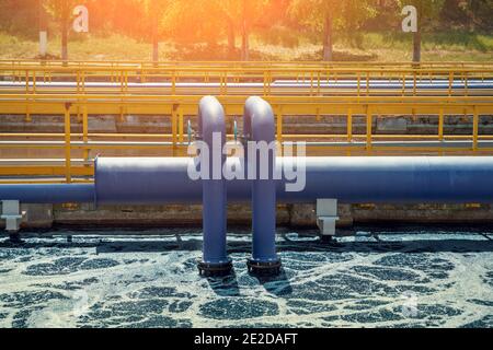 Serbatoio di fanghi attivi aerati presso il moderno impianto di trattamento delle acque reflue. Foto Stock