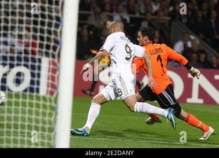 Il jeeper di Lione Hugo Lloris affronta il Karim Benzema del Real Madrid durante la partita di calcio della UEFA Champions League, Olympique Lyonnais vs Real Madrid allo stadio Gerland di Lione, Francia, il 2 novembre 2011. Il Real Madrid ha vinto 2-0. Foto di Vincent Dargent/ABACAPRESS.COM Foto Stock