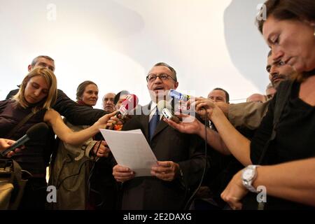 Le president du conseil General des Bouches-du-Rhone et senateur socialiste, Jean-Noel Guerini a donne une conférence de presse a son bureau du conseil General a Marseille, France, le 03 novembre 2011. Jean-Noel Guerini a voulu reagir aux propos du porte-parole du PS, Benoit Hamon, qui a affermme que la direction du parti socialiste 'regert(ait)' le refus de Jean-Noel Guerini de demonisigner de la présidence du conseil General. Jean-Noel a Declare lor de sa conference de presse etre pret a demonisner de sa fonction si tous les elus du PS deja condamnes ou mis en examen le faisaient aussi. PH Foto Stock