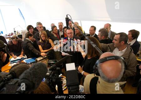 Le president du conseil General des Bouches-du-Rhone et senateur socialiste, Jean-Noel Guerini a donne une conférence de presse a son bureau du conseil General a Marseille, France, le 03 novembre 2011. Jean-Noel Guerini a voulu reagir aux propos du porte-parole du PS, Benoit Hamon, qui a affermme que la direction du parti socialiste 'regert(ait)' le refus de Jean-Noel Guerini de demonisigner de la présidence du conseil General. Jean-Noel a Declare lor de sa conference de presse etre pret a demonisner de sa fonction si tous les elus du PS deja condamnes ou mis en examen le faisaient aussi. PH Foto Stock