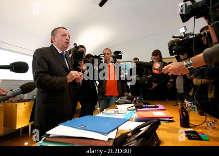 Le president du conseil General des Bouches-du-Rhone et senateur socialiste, Jean-Noel Guerini a donne une conférence de presse a son bureau du conseil General a Marseille, France, le 03 novembre 2011. Jean-Noel Guerini a voulu reagir aux propos du porte-parole du PS, Benoit Hamon, qui a affermme que la direction du parti socialiste 'regert(ait)' le refus de Jean-Noel Guerini de demonisigner de la présidence du conseil General. Jean-Noel a Declare lor de sa conference de presse etre pret a demonisner de sa fonction si tous les elus du PS deja condamnes ou mis en examen le faisaient aussi. PH Foto Stock