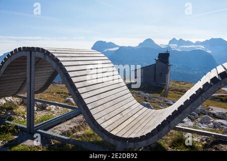 Vista dalla piattaforma di osservazione a cinque dita della regione di Salzkammergut. Cima del Krippenstein con chucrh. Foto Stock