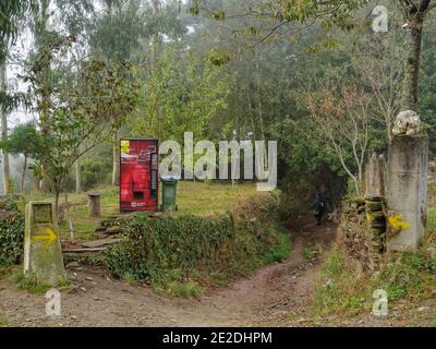 Distributore automatico di bevande fredde sul Camino - San XIL, Galizia, Spagna Foto Stock